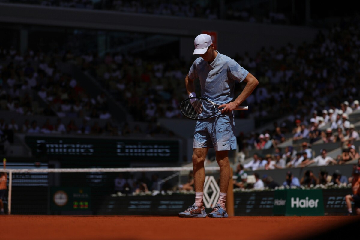 Jannik Sinner reacts dejected during Roland Garros 2026 exit against Cerundolo