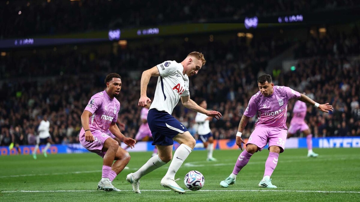Dejan Kulusevski on the ball between two Coventry City defenders on his return