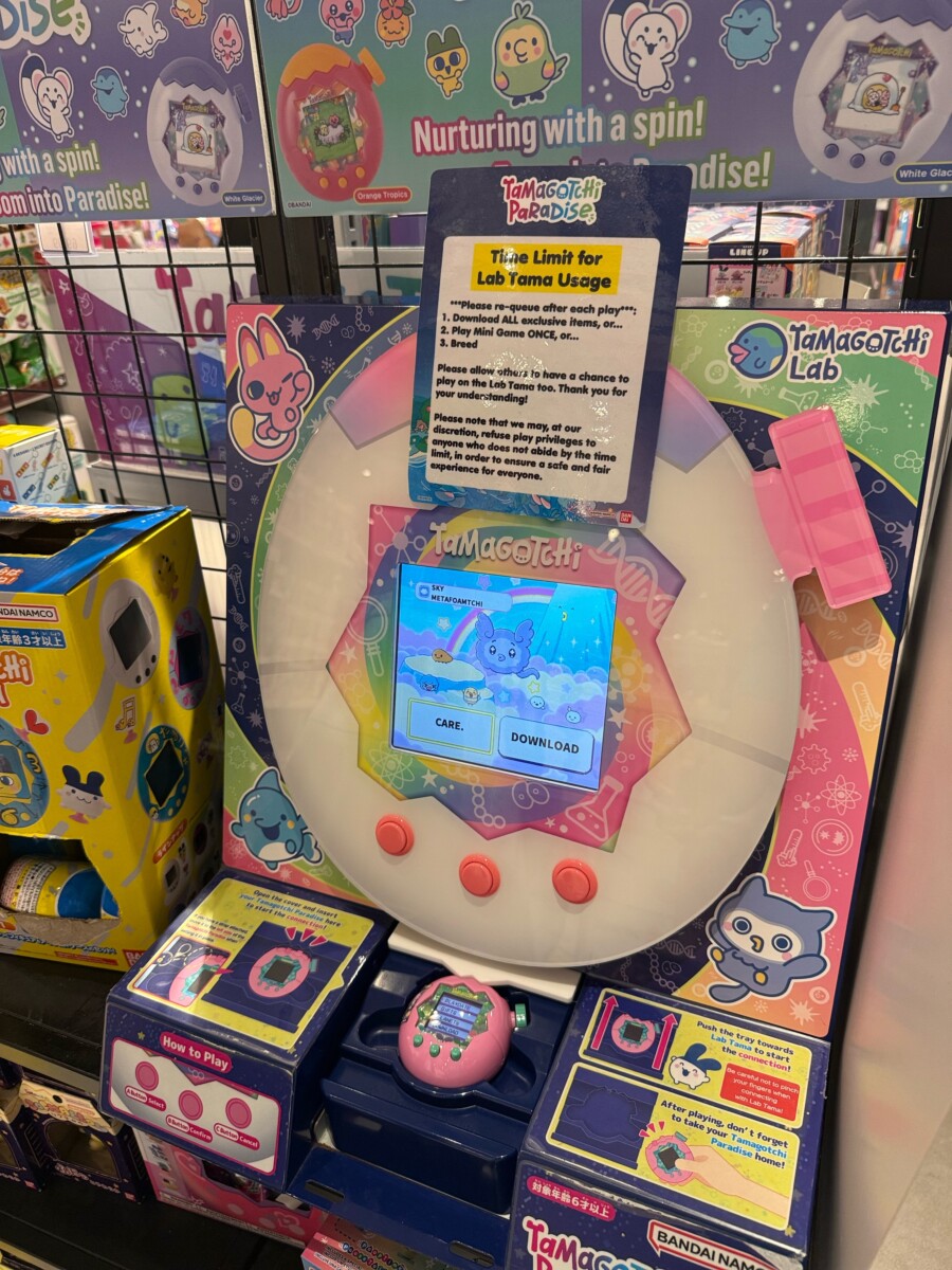 Lab Tama dock at Toys R Us VivoCity