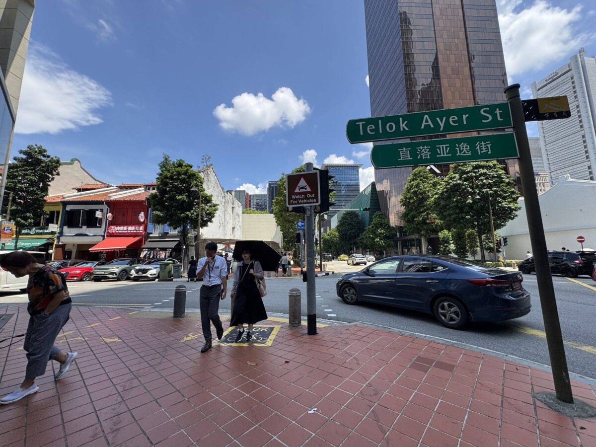 Telok Ayer Street signage along the walk to MODU Samgyetang on Amoy Street