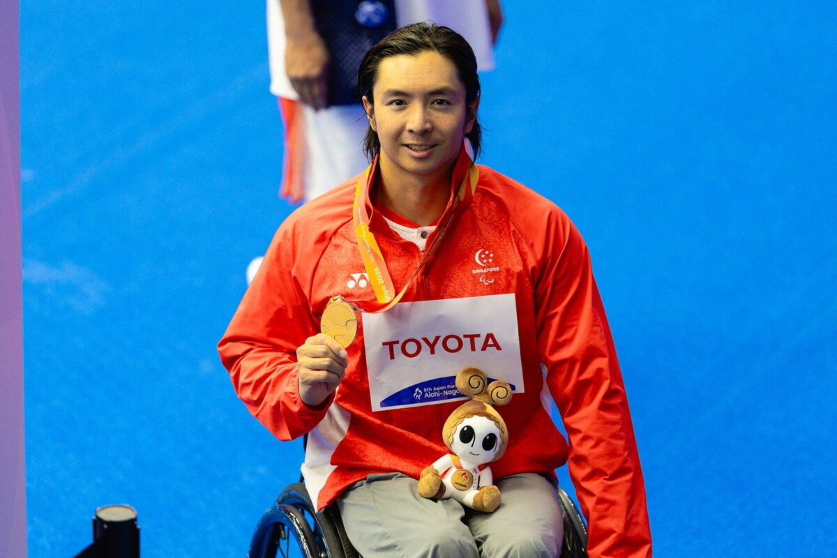 Toh Wei Soong holds up his 100m freestyle S7 bronze medal at the Asian Para Games