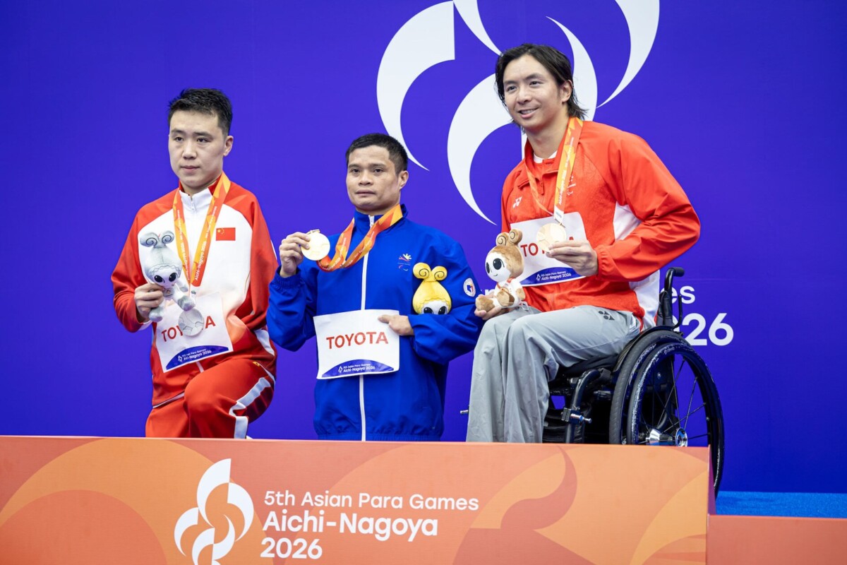 Toh Wei Soong on the 400m freestyle S7 podium with Ernie Gawilan and Zhang Yilong