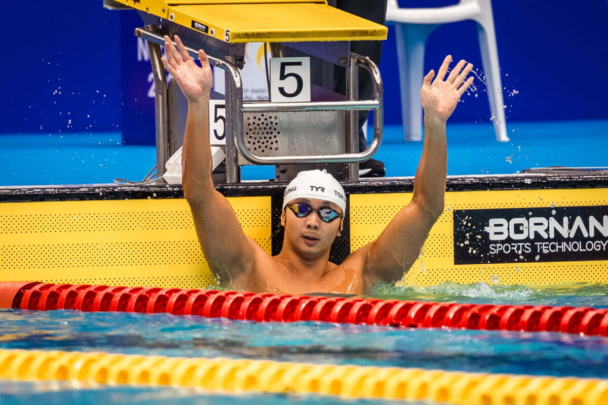 Toh Wei Soong raises his arms in the pool after the 100m backstroke S7 final in Nagoya