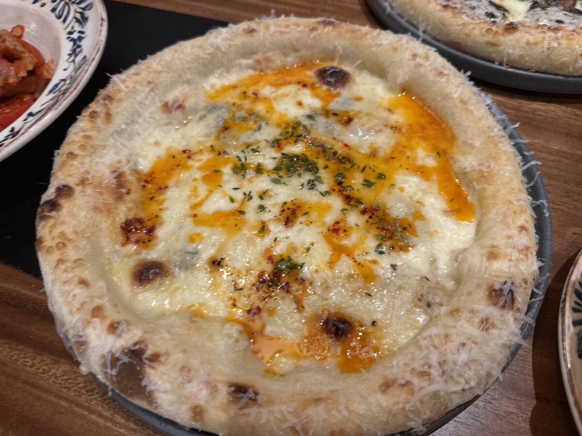 Quattro Formaggi pizza with spicy honey at Tutto by Da Paolo Jewel Changi