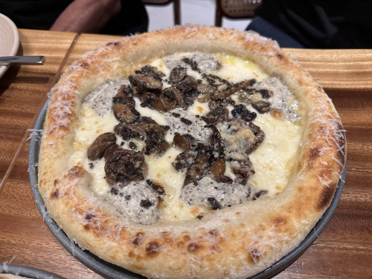 Tartufo e Funghi truffle and mushroom pizza at Tutto by Da Paolo Jewel Changi