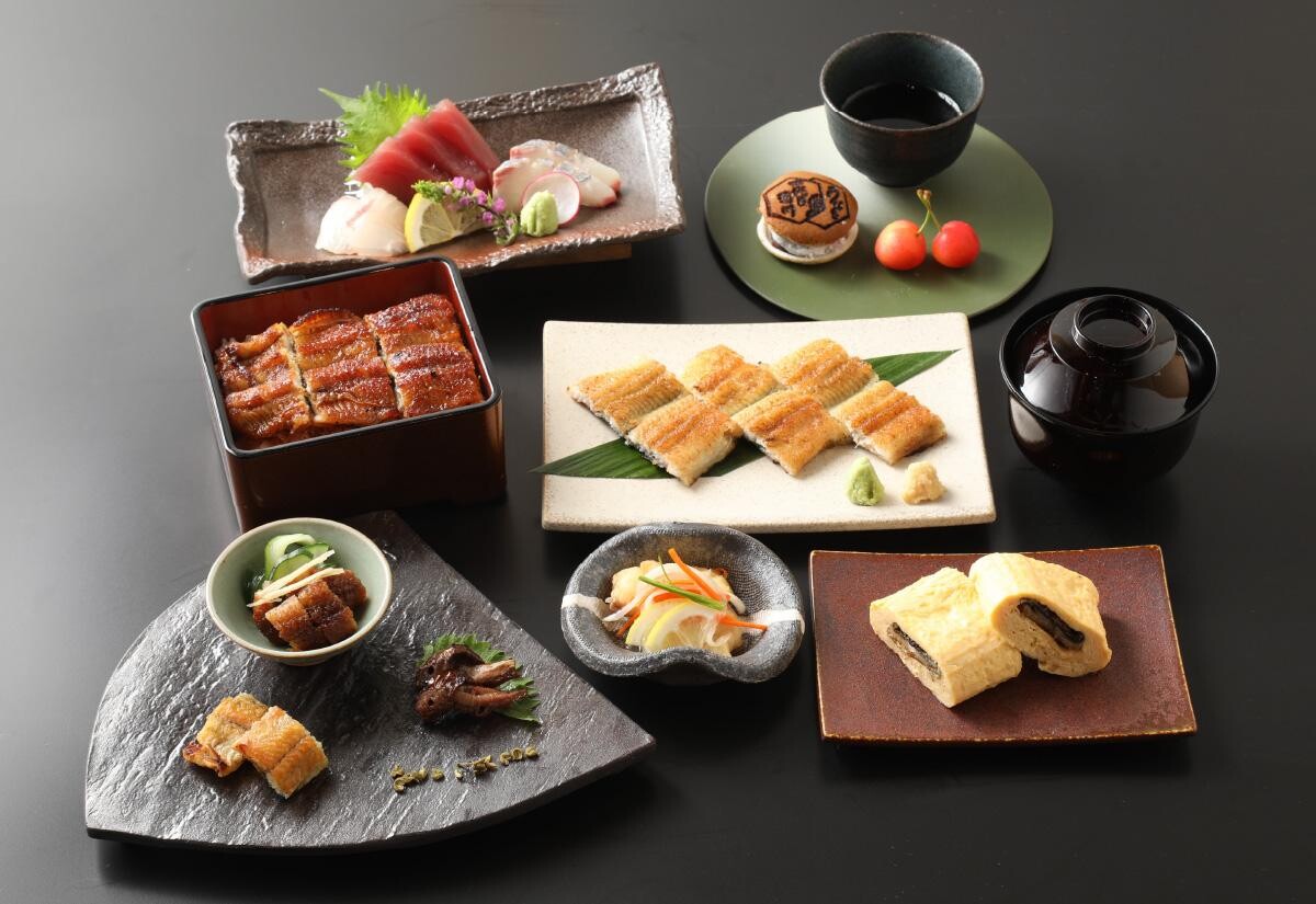 Kikukawa eel course with sashimi, an eel box, rolled omelette and small seasonal dishes