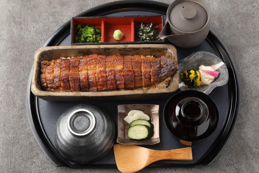 Ippon Hitsumabushi Set with a whole grilled eel over rice, condiments and a teapot