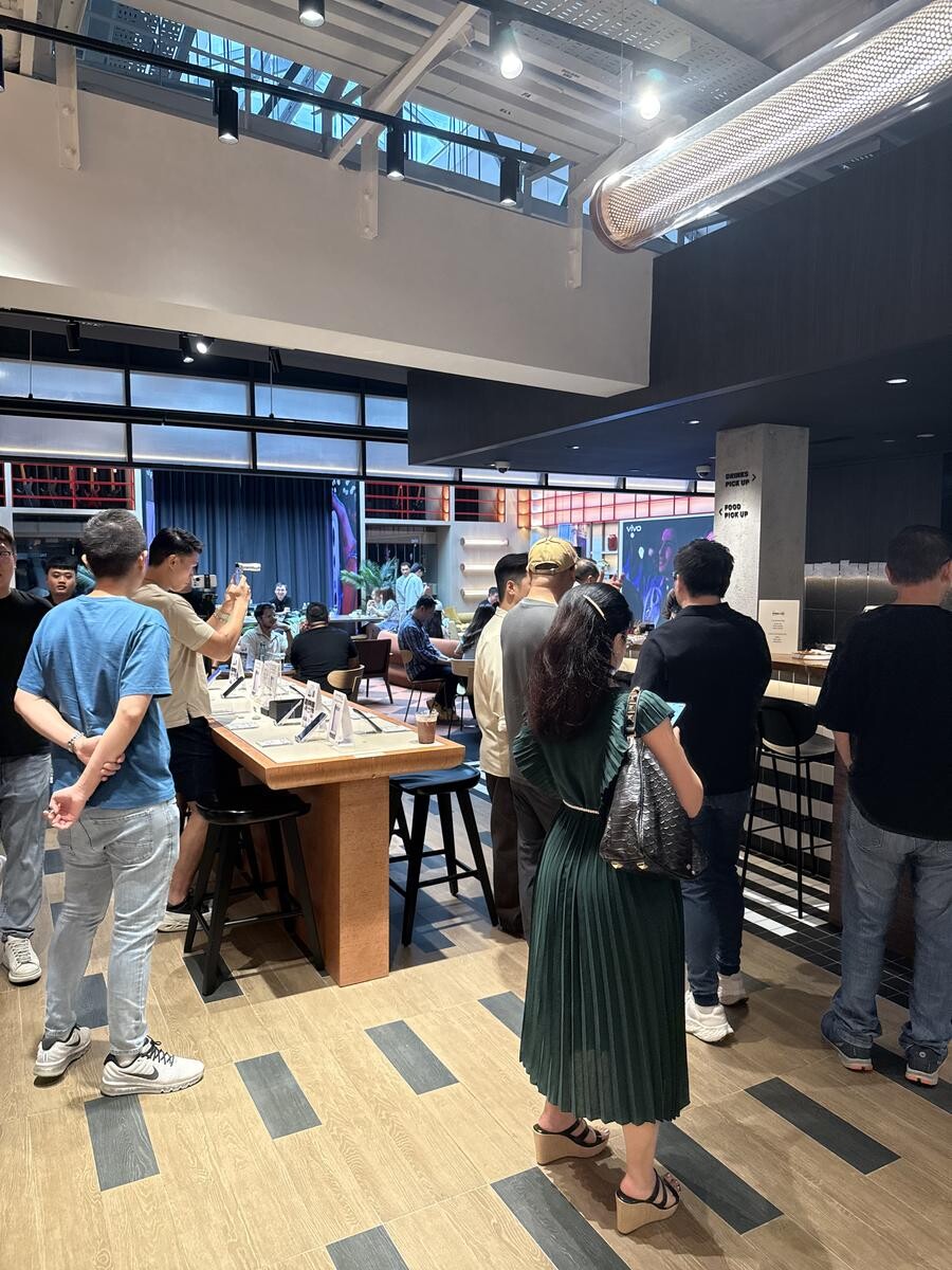 Crowd browsing vivo X300 FE display units inside Swee Lee Music Co at the launch