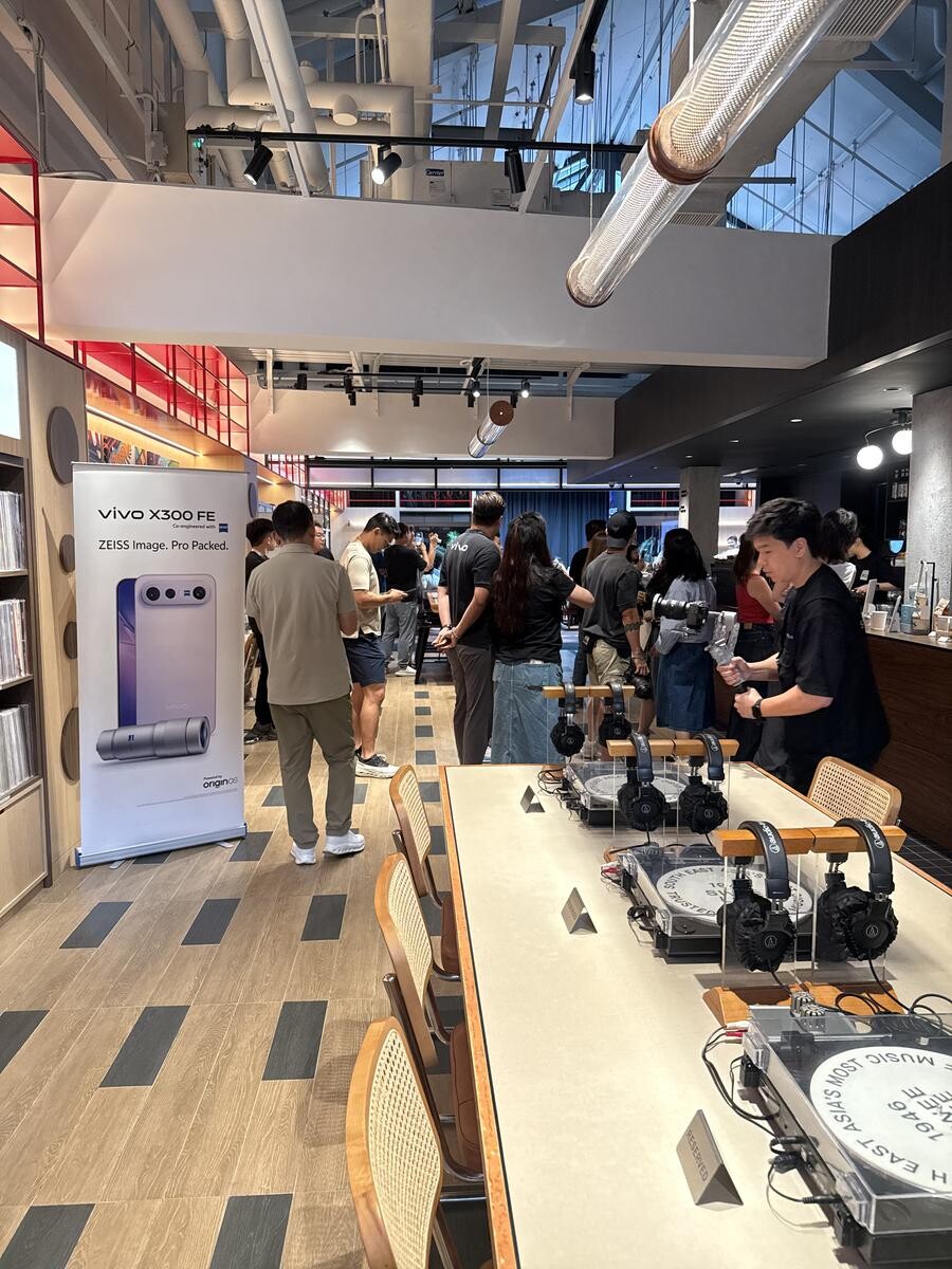 vivo X300 FE launch event inside Swee Lee Clarke Quay with ZEISS banner and headphone displays