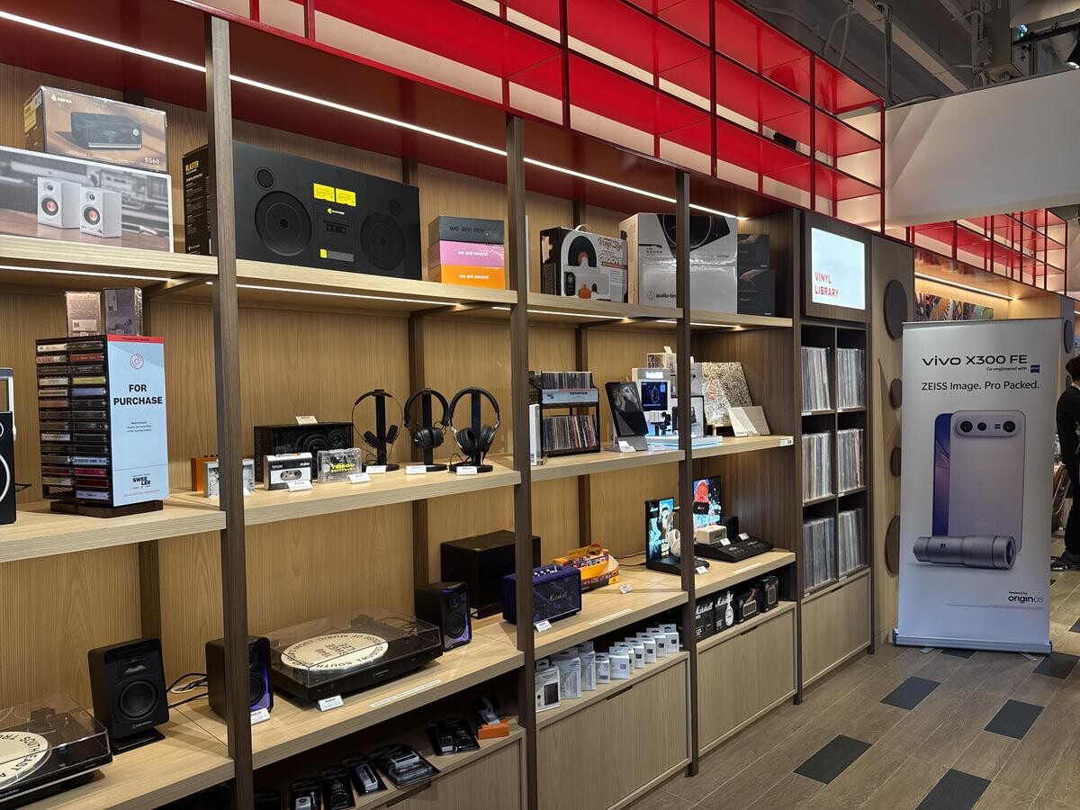Swee Lee Music Co shelves with audio gear and vivo X300 FE promotional banner at rear