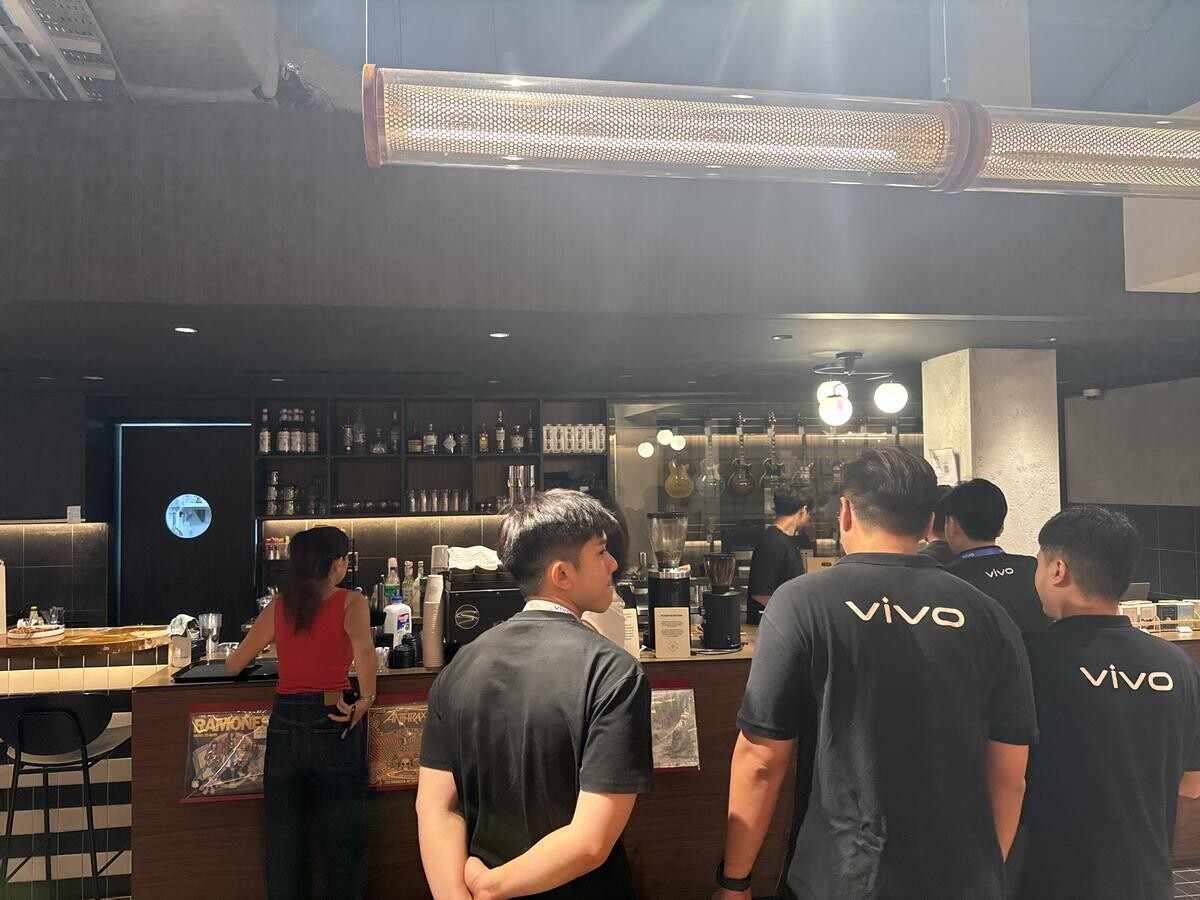 vivo team in branded shirts at the bar area of Swee Lee during the X300 FE launch