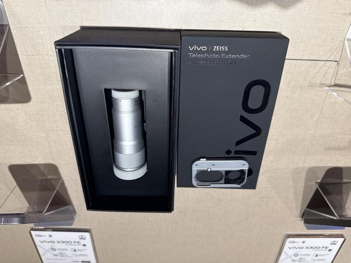vivo ZEISS Telephoto Extender Gen 2 accessory unboxed at the Swee Lee launch event