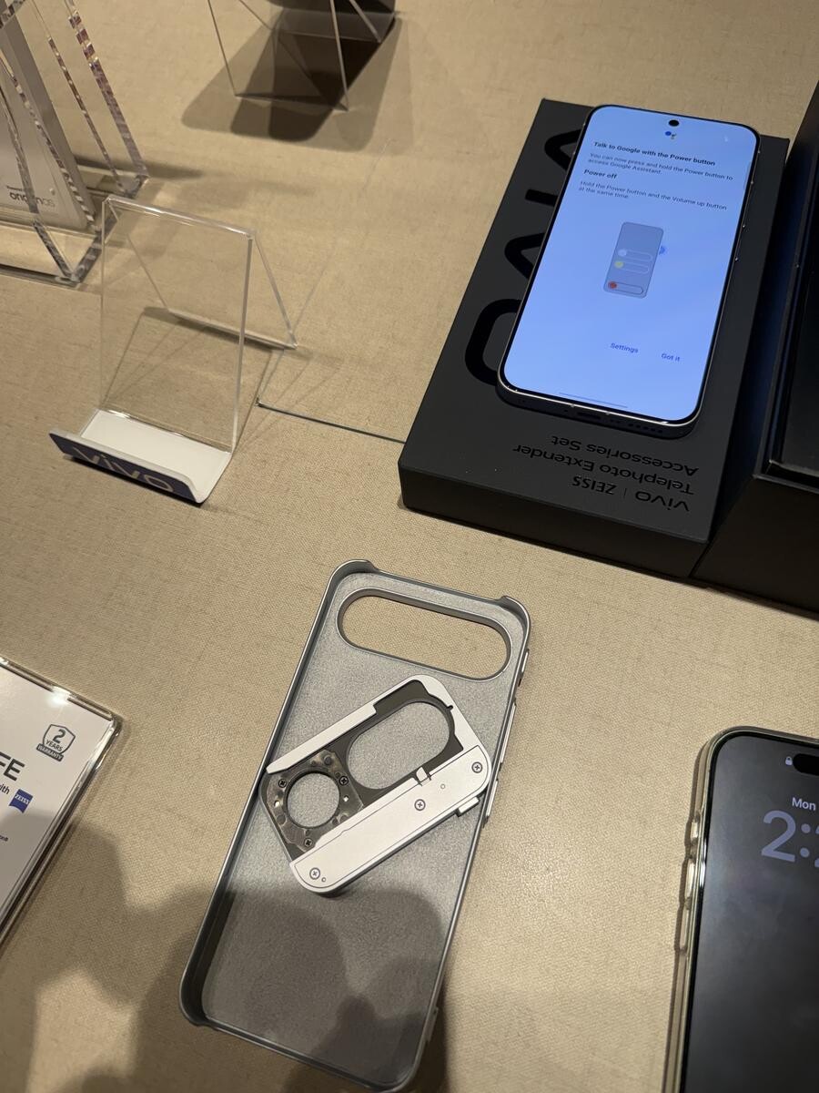 vivo ZEISS Telephoto Extender Accessories Set components laid out on the display table