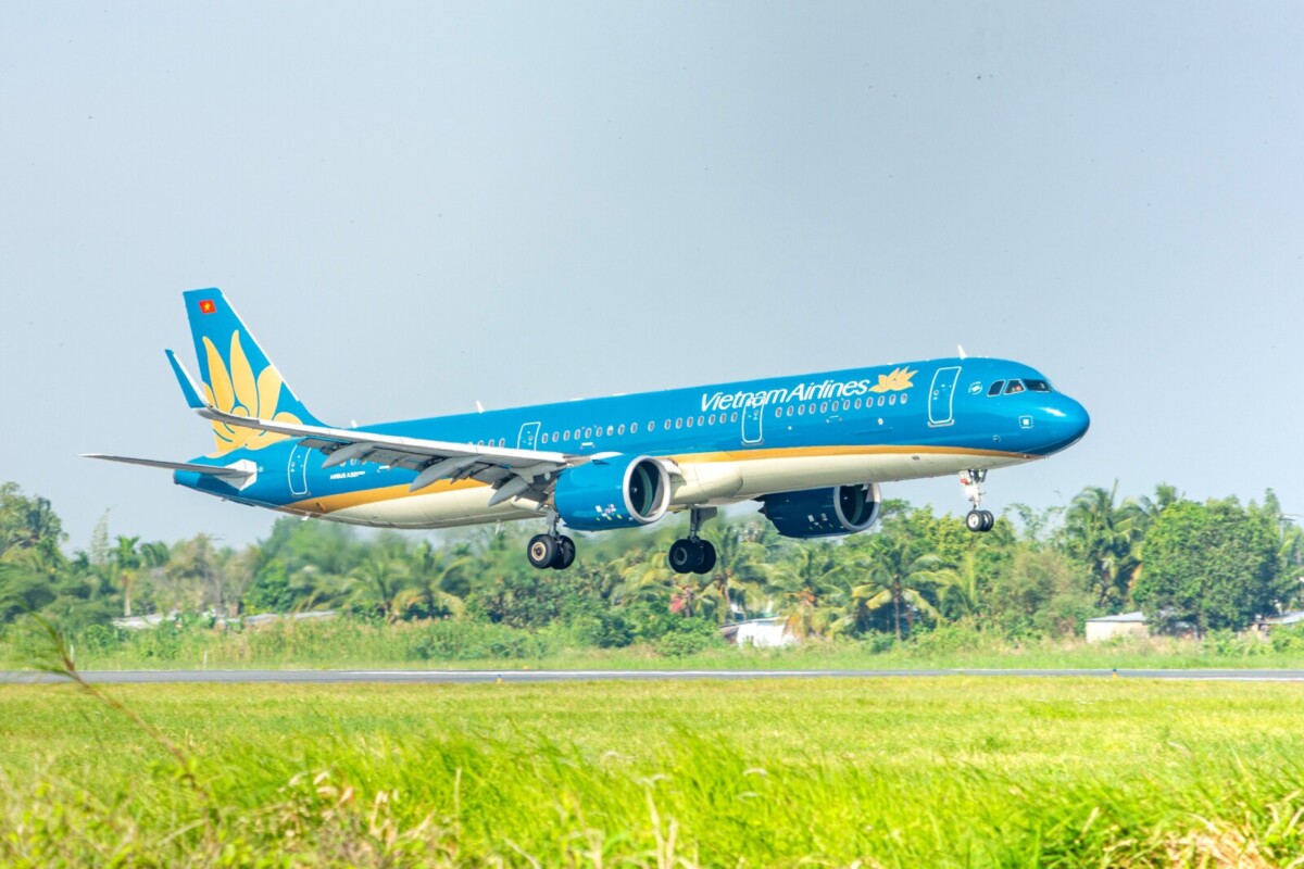 Vietnam Airlines Airbus A321neo landing