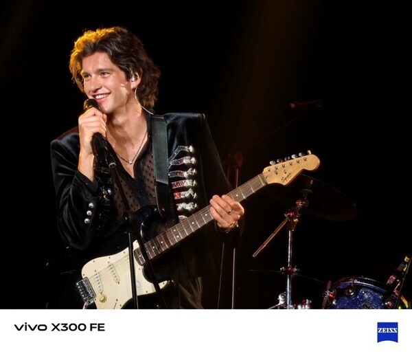 vivo X300 FE captures stage moments with clarity in complex lighting