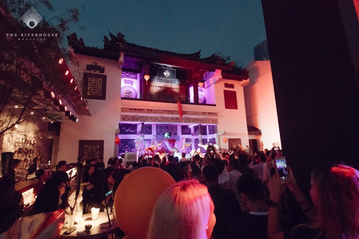 The courtyard at YIN, The Riverhouse, at night